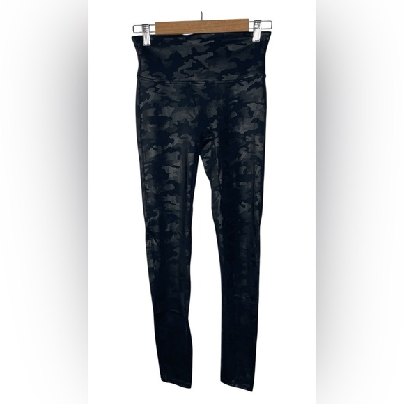 Spanx Faux Leather Leggings - Matte Black Camo Size Medium - Picture 7 of 15